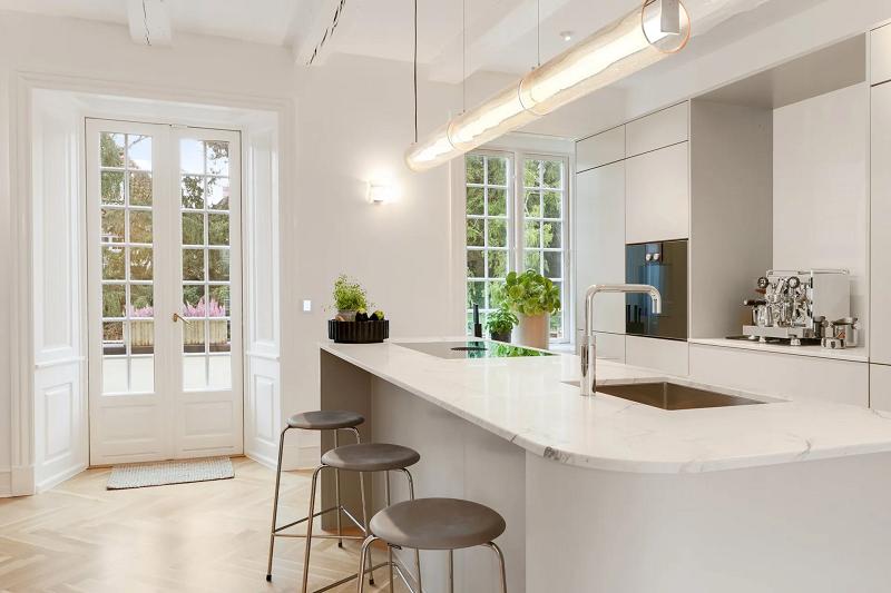 Modern Simbio kitchen with linear pendant
