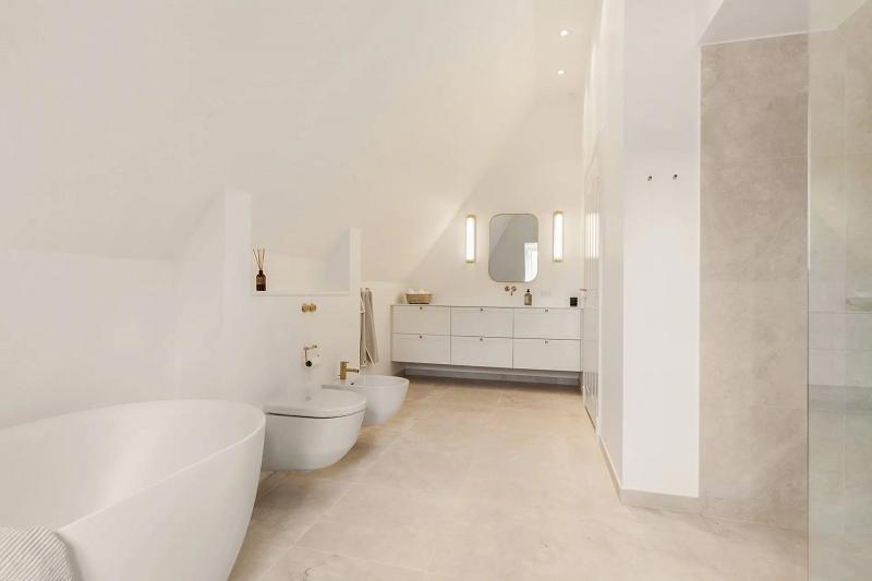 Spacious Simbio bathroom with bathtub and vanity